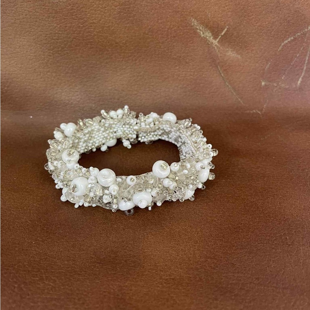 Elegant White Beaded Bracelet with Magnetic Closure